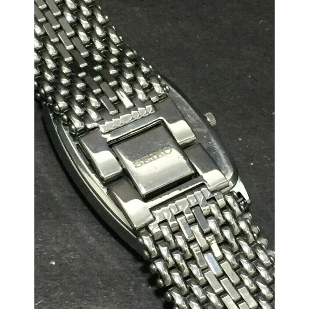 Vintage Style Seiko Quartz Mens Silver Watch & Black accents W/ Metal Strap